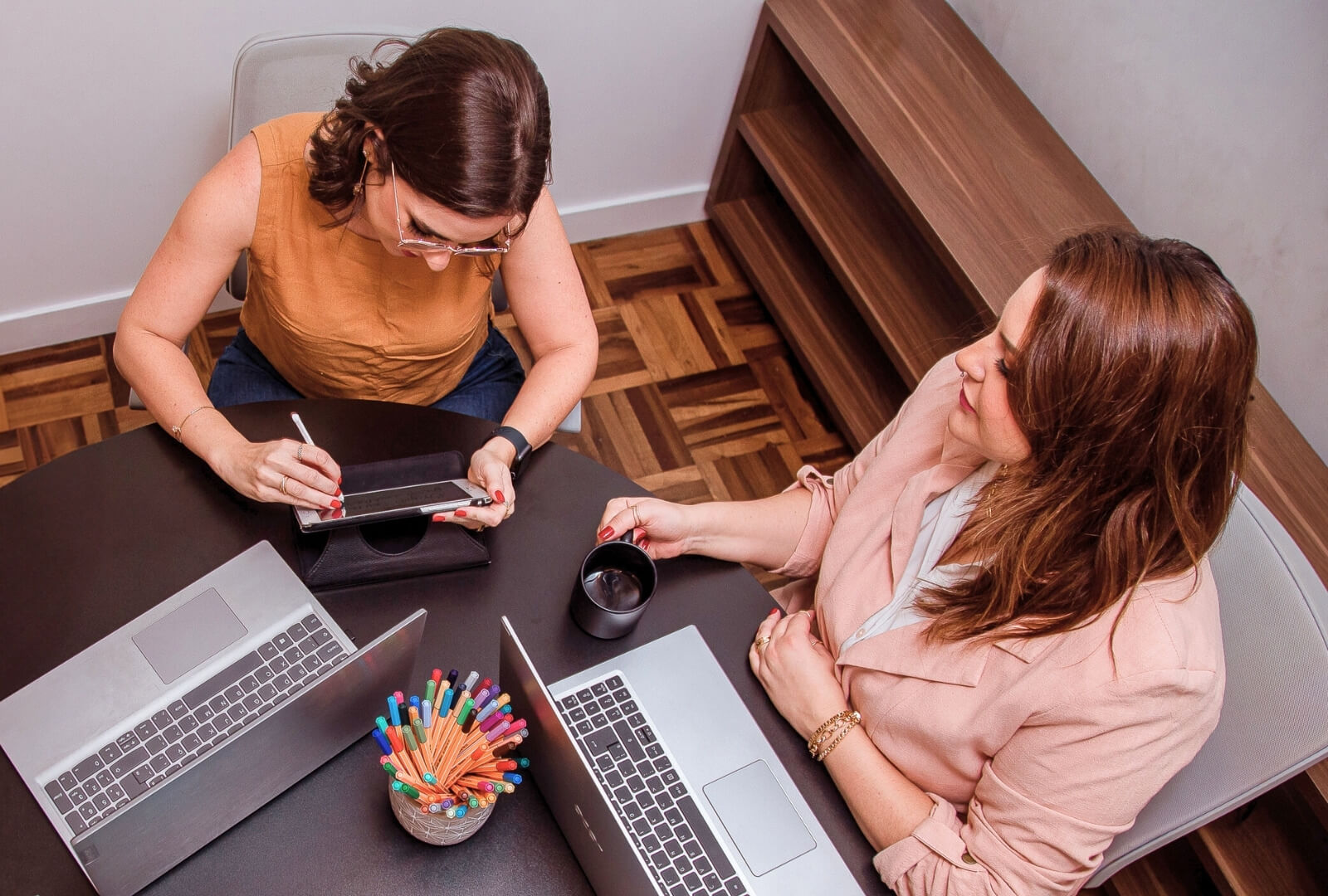 
	As aulas em grupo aliam custo-benef&iacute;cio a um ambiente colaborativo, acolhedor e descontra&iacute;do, onde os alunos aprendem juntos com o direcionamento do professor.
	Temos a preocupa&ccedil;&atilde;o de trabalhar com grupos de 2 a 4 alunos com o mesmo n&iacute;vel e perfil para garantir que a intera&ccedil;&atilde;o seja efetiva e significativa.
	Fazer aulas com outros colegas torna a aprendizagem ainda mais din&acirc;mica e motivadora, al&eacute;m de fazer com que voc&ecirc; se sinta mais confiante ao falar ingl&ecirc;s!


