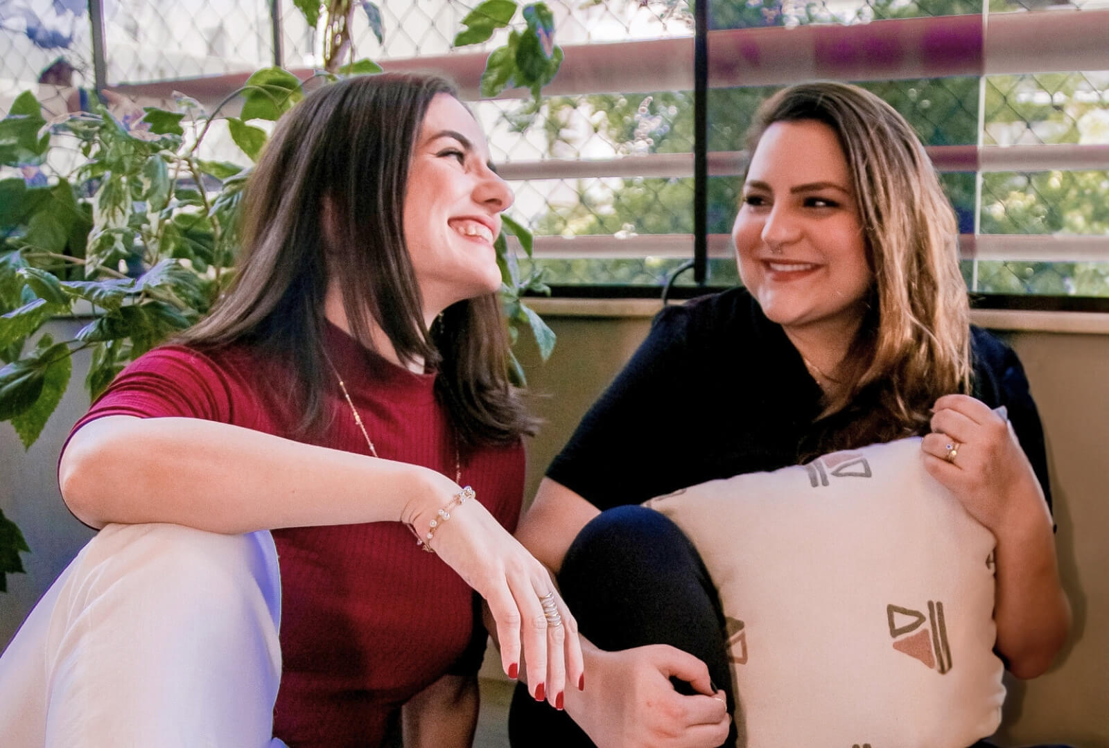 
	O Conversation Club &eacute; um grupo de conversa&ccedil;&atilde;o de at&eacute; 8 alunos de n&iacute;vel intermedi&aacute;rio (B1) que desejam desenvolver sua flu&ecirc;ncia no idioma.
	As aulas contam com muita pr&aacute;tica de conversa&ccedil;&atilde;o, intera&ccedil;&atilde;o e feedback, para que voc&ecirc; aumente o contato com a l&iacute;ngua e aperfei&ccedil;oe seu ingl&ecirc;s.
	Cada aula aborda um tema diferente, cuidadosamente selecionado para estimular o uso de express&otilde;es e estruturas espec&iacute;ficas. Desta forma, al&eacute;m de ampliar seu vocabul&aacute;rio, voc&ecirc; tamb&eacute;m usar&aacute; o idioma de forma mais natural e fluente.

