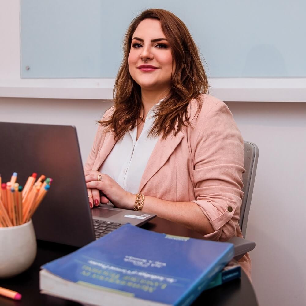 No The Fluency Club, acreditamos que n&atilde;o existe um &uacute;nico caminho para aprender ingl&ecirc;s, pois cada aluno tem demandas e necessidades diferentes com o idioma. Por isso nossas aulas s&atilde;o personalizadas desde o in&iacute;cio.&nbsp;

Nossa abordagem &eacute; comunicativa e centrada no aluno. Em vez de focar apenas em regras gramaticais, priorizamos o uso real da l&iacute;ngua por meio de conversas e&nbsp;atividades pr&aacute;ticas com conte&uacute;dos relevantes para a vida pessoal e profissional de cada estudante.

Ao longo das aulas, trabalhamos todas as habilidades do idioma &mdash; fala, escuta, leitura e escrita &mdash; de forma integrada, sempre com foco na constru&ccedil;&atilde;o gradual da flu&ecirc;ncia.

Mais do que decorar estruturas, nossos alunos aprendem a pensar em ingl&ecirc;s e se comunicar com confian&ccedil;a!
